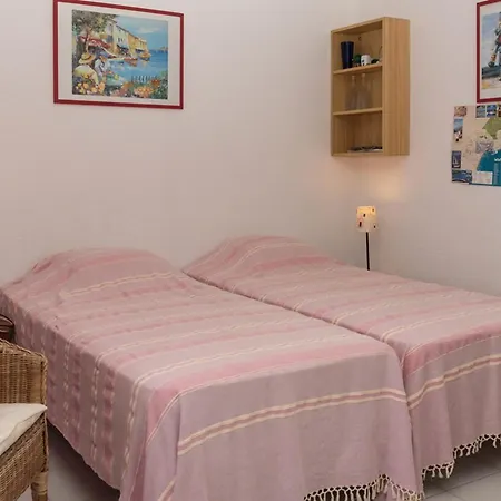+ 4 Pers Avec Parking Et Wifi Au Lavandou - Fr-1-803-49 Apartment